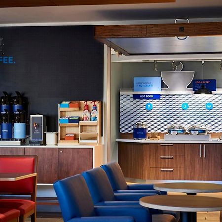 Holiday Inn Express & Suites - Madison West - Middleton By Ihg Экстерьер фото