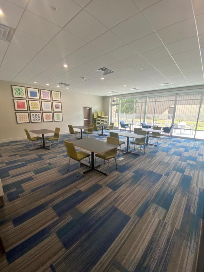 Holiday Inn Express & Suites - Madison West - Middleton By Ihg Экстерьер фото