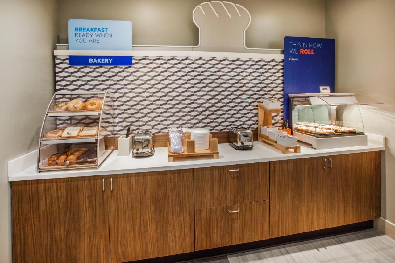 Holiday Inn Express & Suites - Madison West - Middleton By Ihg Экстерьер фото