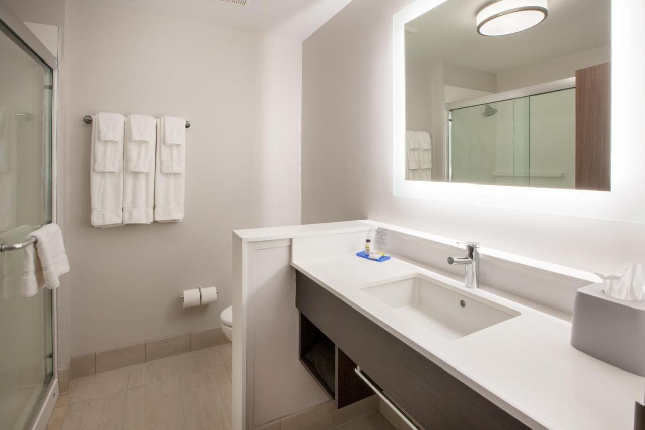 Holiday Inn Express & Suites - Madison West - Middleton By Ihg Экстерьер фото