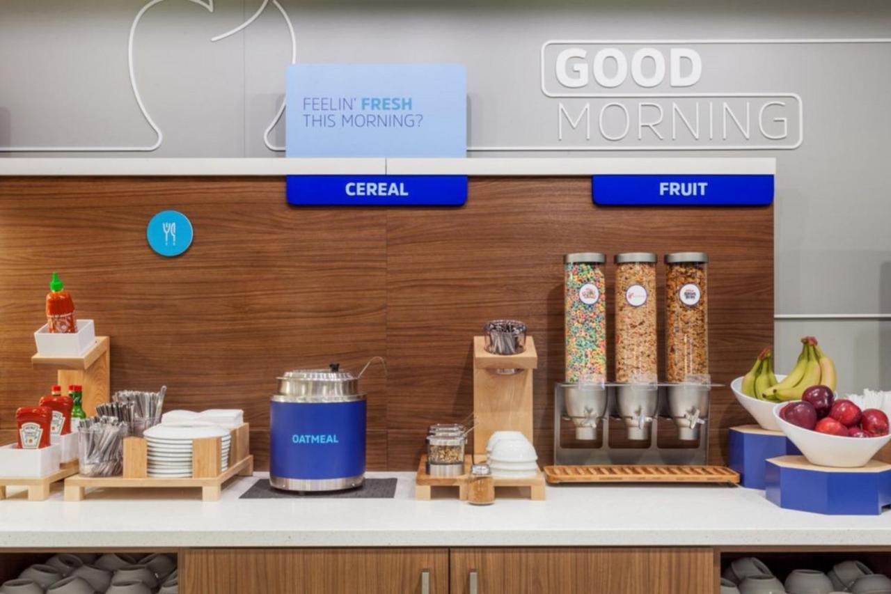 Holiday Inn Express & Suites - Madison West - Middleton By Ihg Экстерьер фото