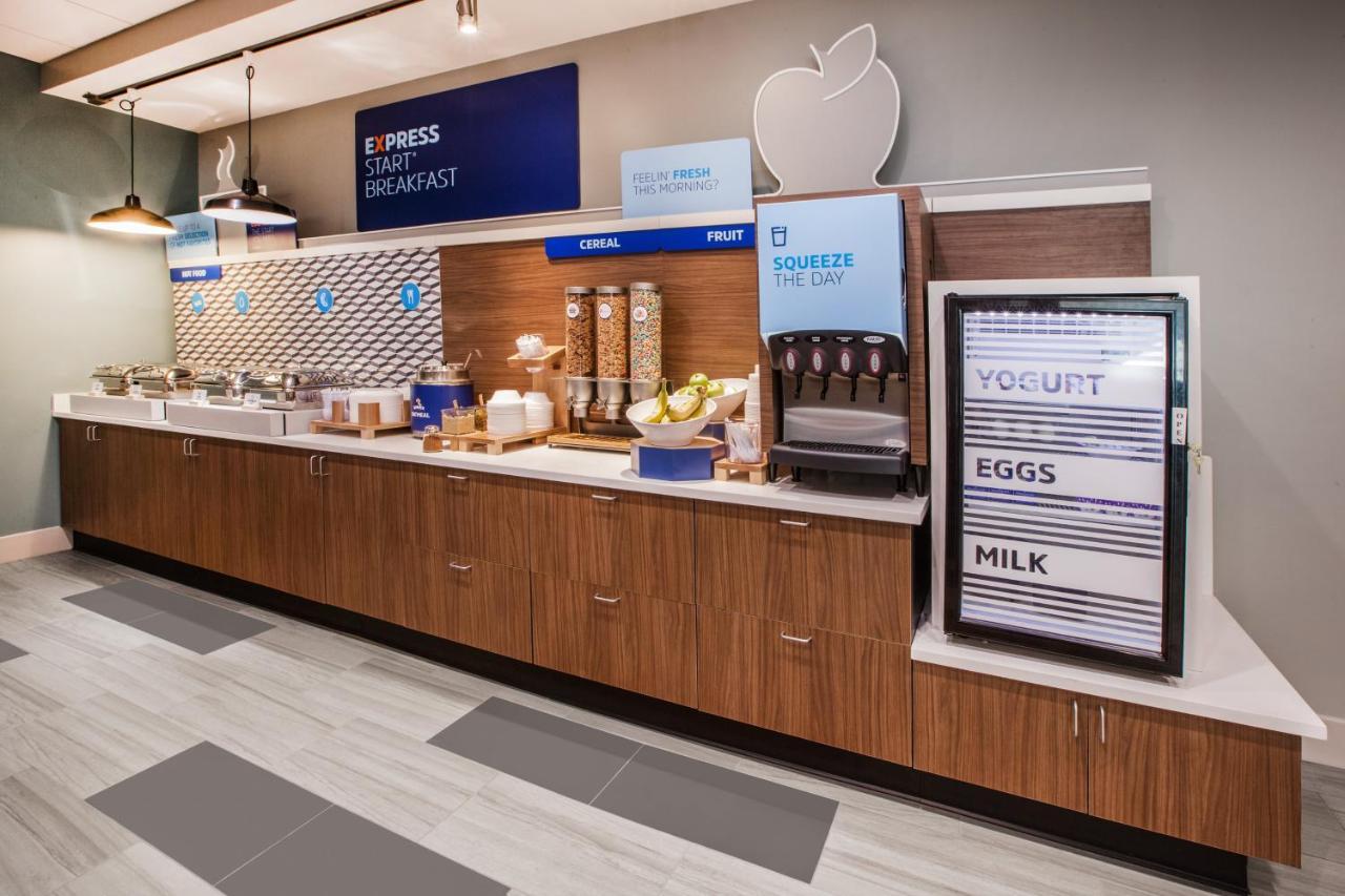 Holiday Inn Express & Suites - Madison West - Middleton By Ihg Экстерьер фото