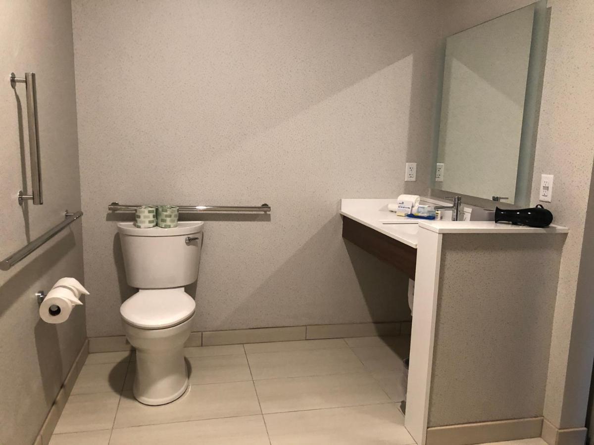 Holiday Inn Express & Suites - Madison West - Middleton By Ihg Экстерьер фото