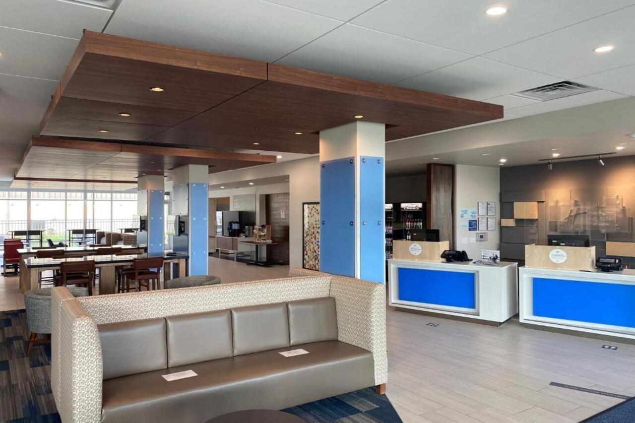 Holiday Inn Express & Suites - Madison West - Middleton By Ihg Экстерьер фото