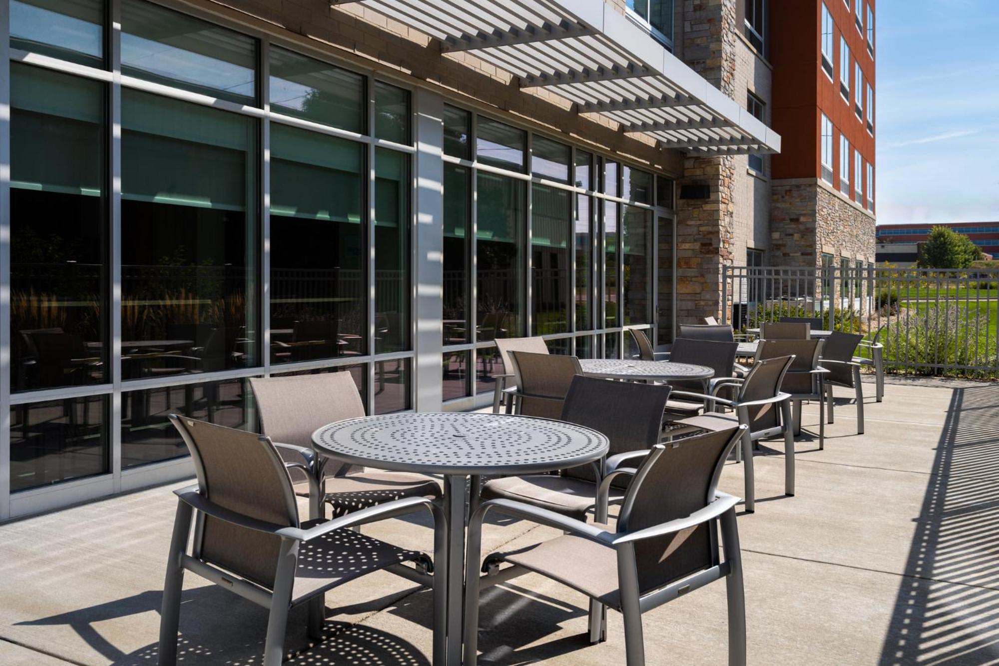 Holiday Inn Express & Suites - Madison West - Middleton By Ihg Экстерьер фото