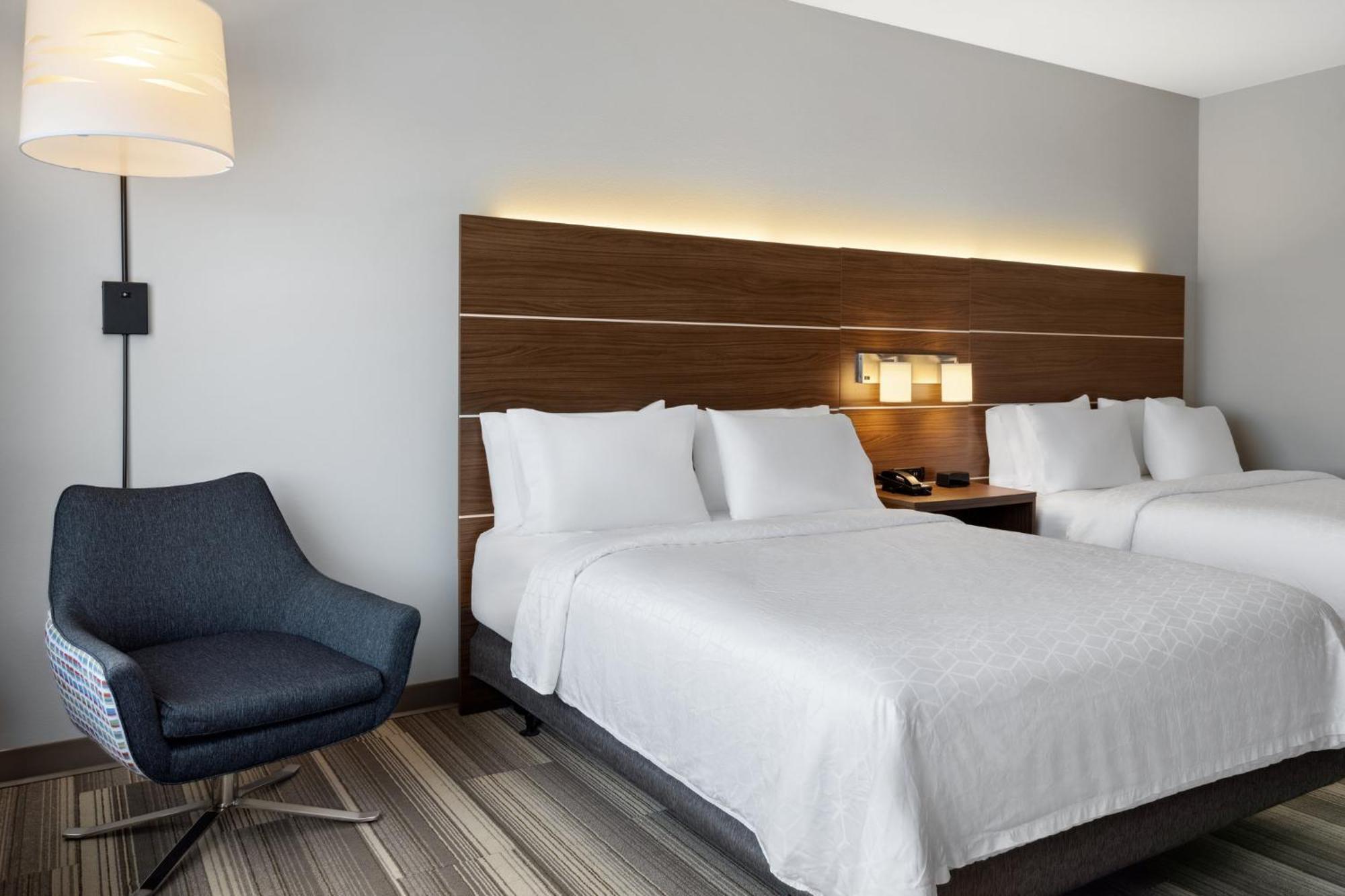 Holiday Inn Express & Suites - Madison West - Middleton By Ihg Экстерьер фото