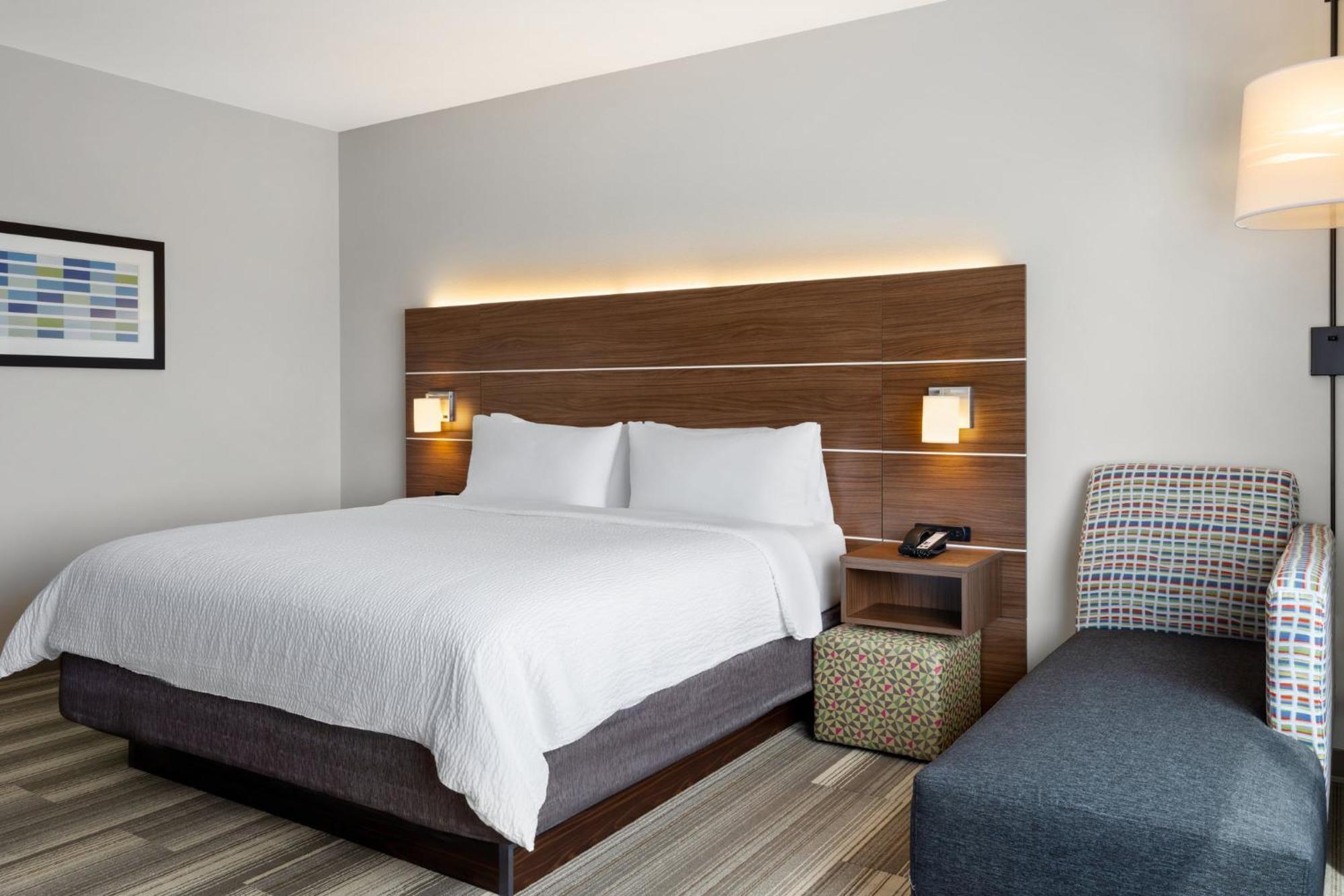 Holiday Inn Express & Suites - Madison West - Middleton By Ihg Экстерьер фото